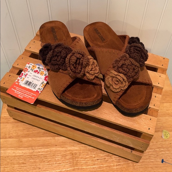 NWT MUK LUKS Penelope Cross Strap Chestnut Suede Sandals Size 6 - Picture 1 of 7
